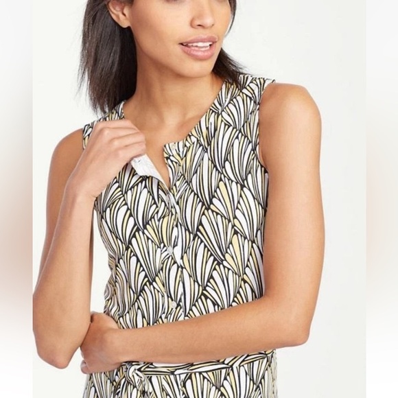 Tommy Bahama Sleeveless, button-front midi dress with a tie belt. Fan print. M - Picture 9 of 14